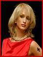Laufsteg Model Juliana in einem roten Seide Templer Kleid mit Kreuz Ausschnitt