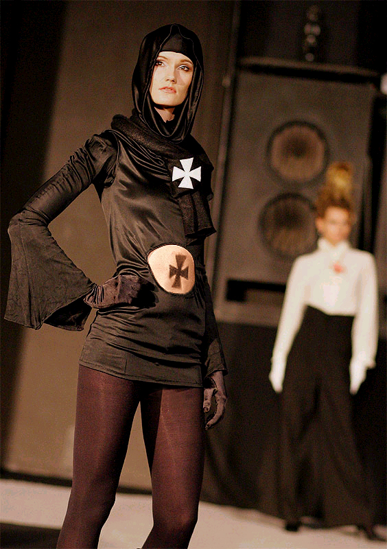 Foto der deutschen Presse Agentur zur Berlin Mode Woche vom Laufsteg Model Franziska Scheffer in einem schwarzen Avantgarde Kleid aus edlem Jersey vom deutschen Modemacher Torsten Amft. Aus der Trend Kollektion Herbst / Winter 2008 - 2009. - Fotograf Jens Kalaehne - dpa