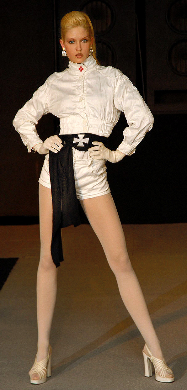 Laufsteg Model Vera Gafron in Pose im weissen sportivem Templer Modell aus edler Seide vom deutschen Modemacher Torsten Amft aus der Herbst / Winter 2008 - 2009 Trend Kollektion zur Berlin Modewoche. - Fotograf: M. Wittig