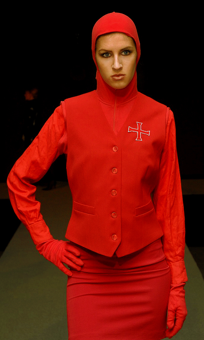 Rotes avantgardistisches Templer Modell aus edelster Kaschmir Wolle vom deutschen Modedesigner Torsten Amft aus der Herbst / Winter 2008 - 2009 Trend Kollektion zur Berlin Fashion Week - in Pose das Laufsteg Model Lisa - Fotograf M. Wittig